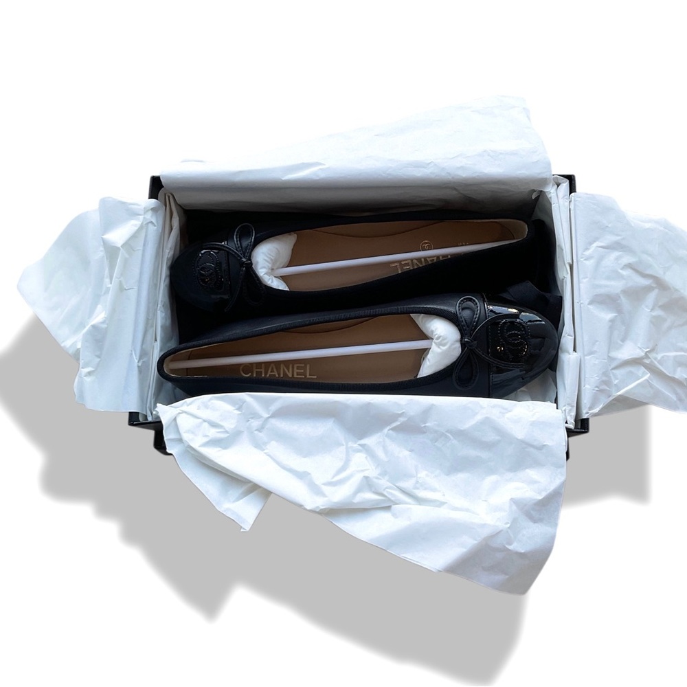CHANEL Black Leather CC Logo Cap-Toe Ballet Flats